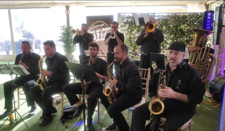 Grupo Musical Que No Pare performing live